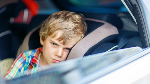 Darf man sein Kind alleine im Auto lassen? 