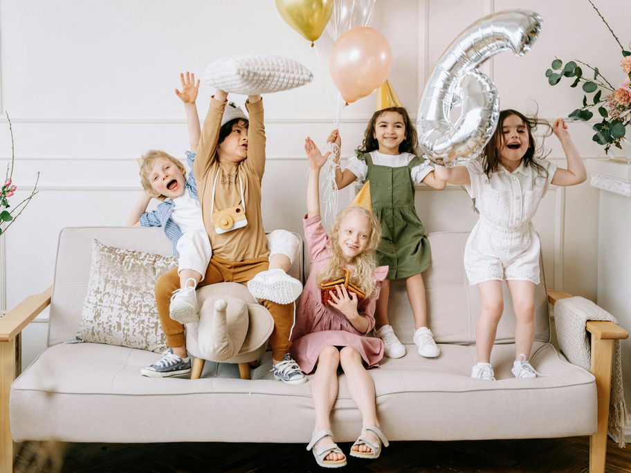 Kinder, die einen Geburtstag feiern ...