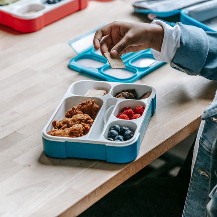 Erstickungsgefahr für Kinder: Diese Lebensmittel gehören nicht in die Kita-Brotdose! 