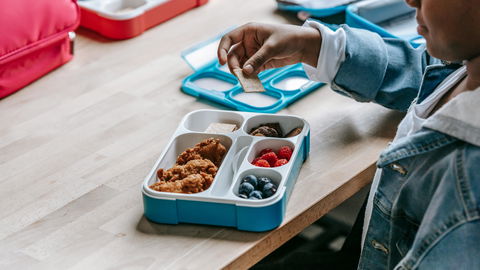 Erstickungsgefahr für Kinder: Diese Lebensmittel gehören nicht in die Kita-Brotdose! 