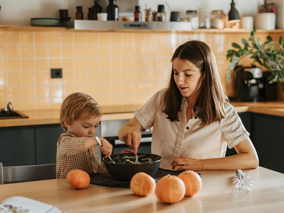 Eine Mutter kocht zusammen mit ihrem kleinen Sohn.