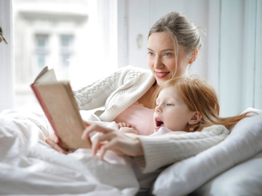 Eine Mutter und ihre Tochter lesen zusammen.