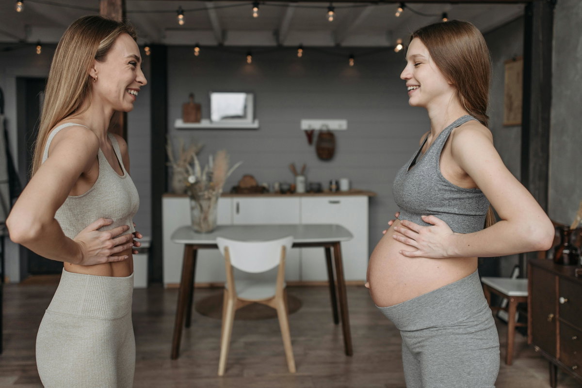 Zwei Frauen beim Pilates, eine davon ist schwanger