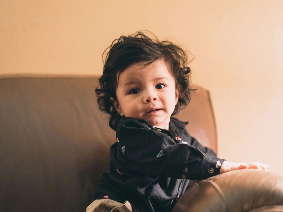 Kleiner Junge auf einer Couch