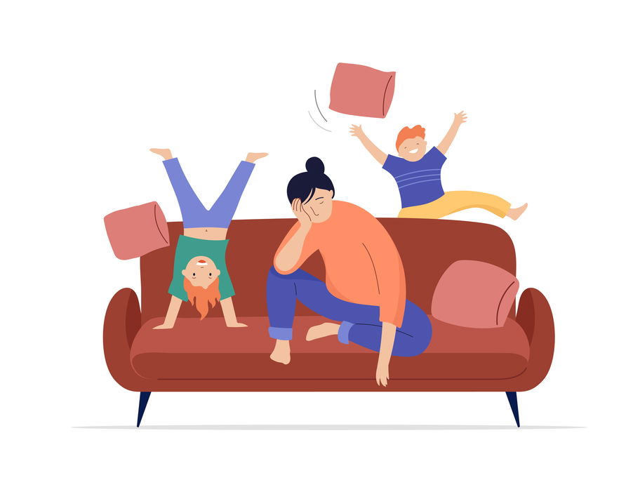 Erschöpfte Mutter mit tobenden Kindern auf dem Sofa.