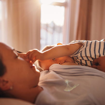 Mein Baby beißt beim Stillen – muss ich abstillen?