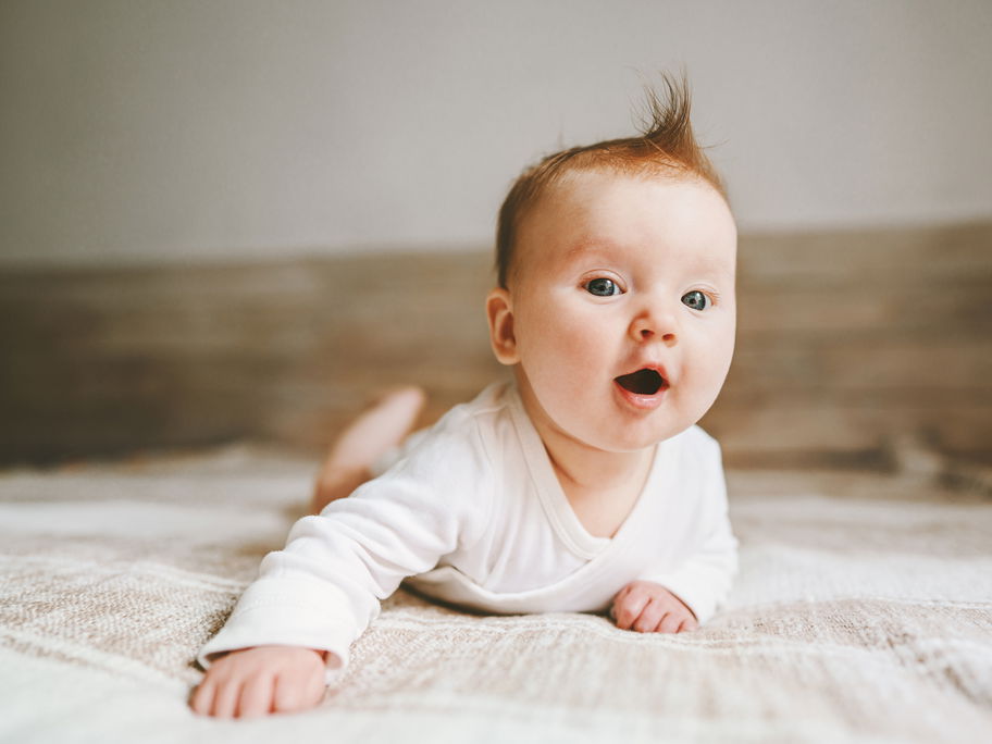 Ein Baby mit roten Haaren
