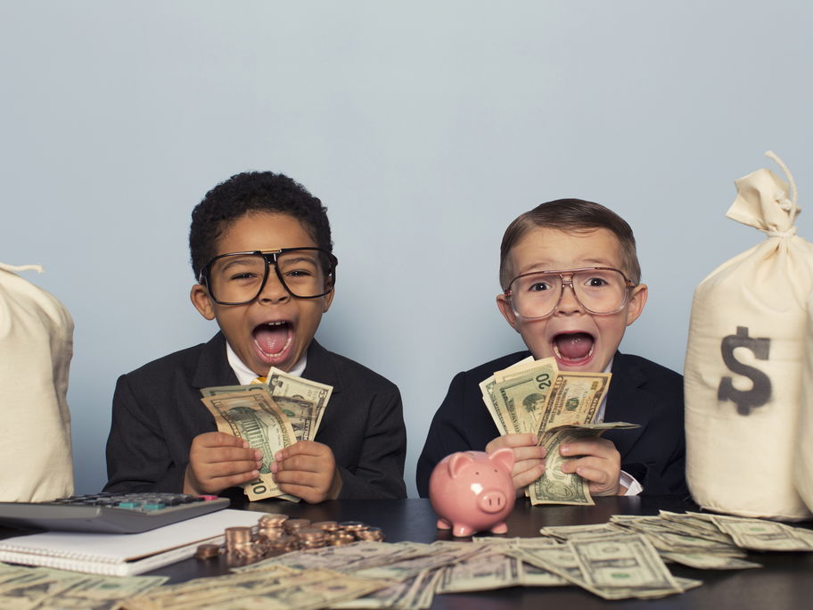 Lachende Jungs mit Dollarscheinen.