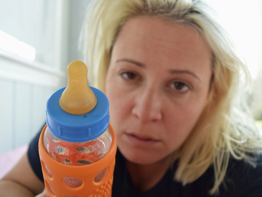 Eine Mutter, die eine Flasche in der Hand hält ...