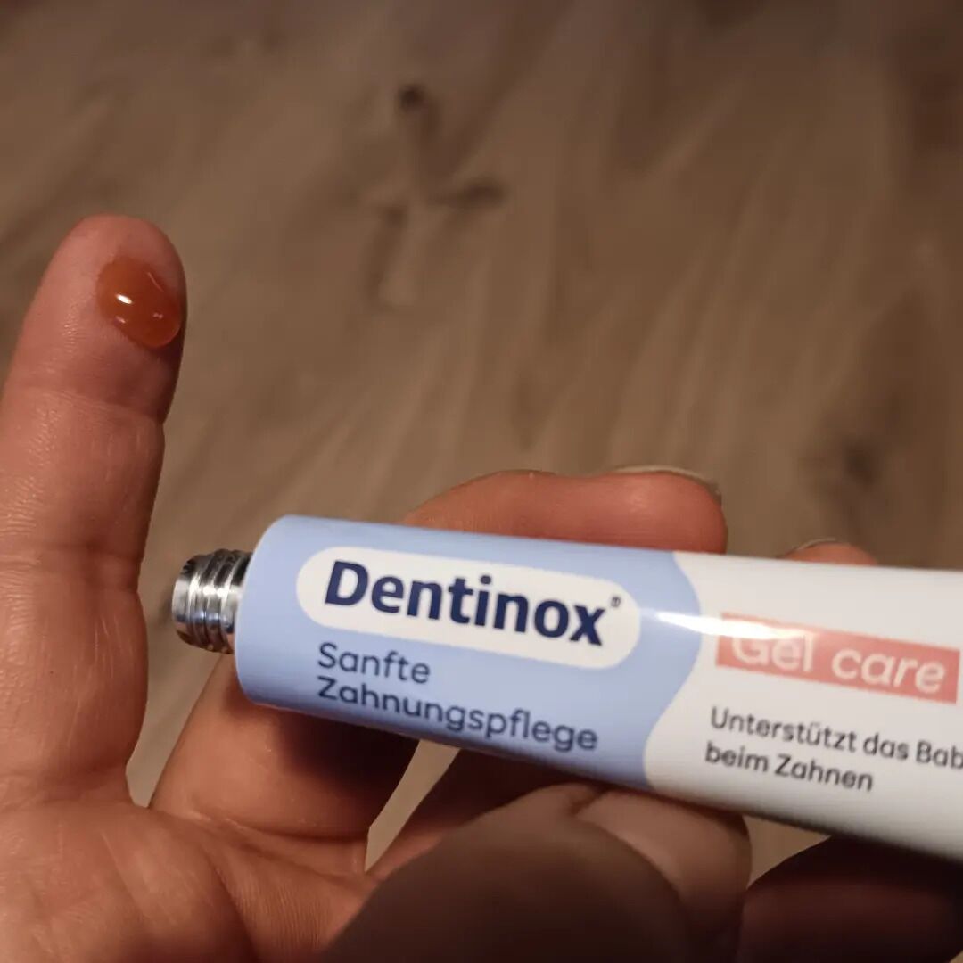 Mama Melinda hat das „Dentinox Gel Care“ in Kombination mit dem schmerzstillenden „Dentinox Gel N“ verwendet.