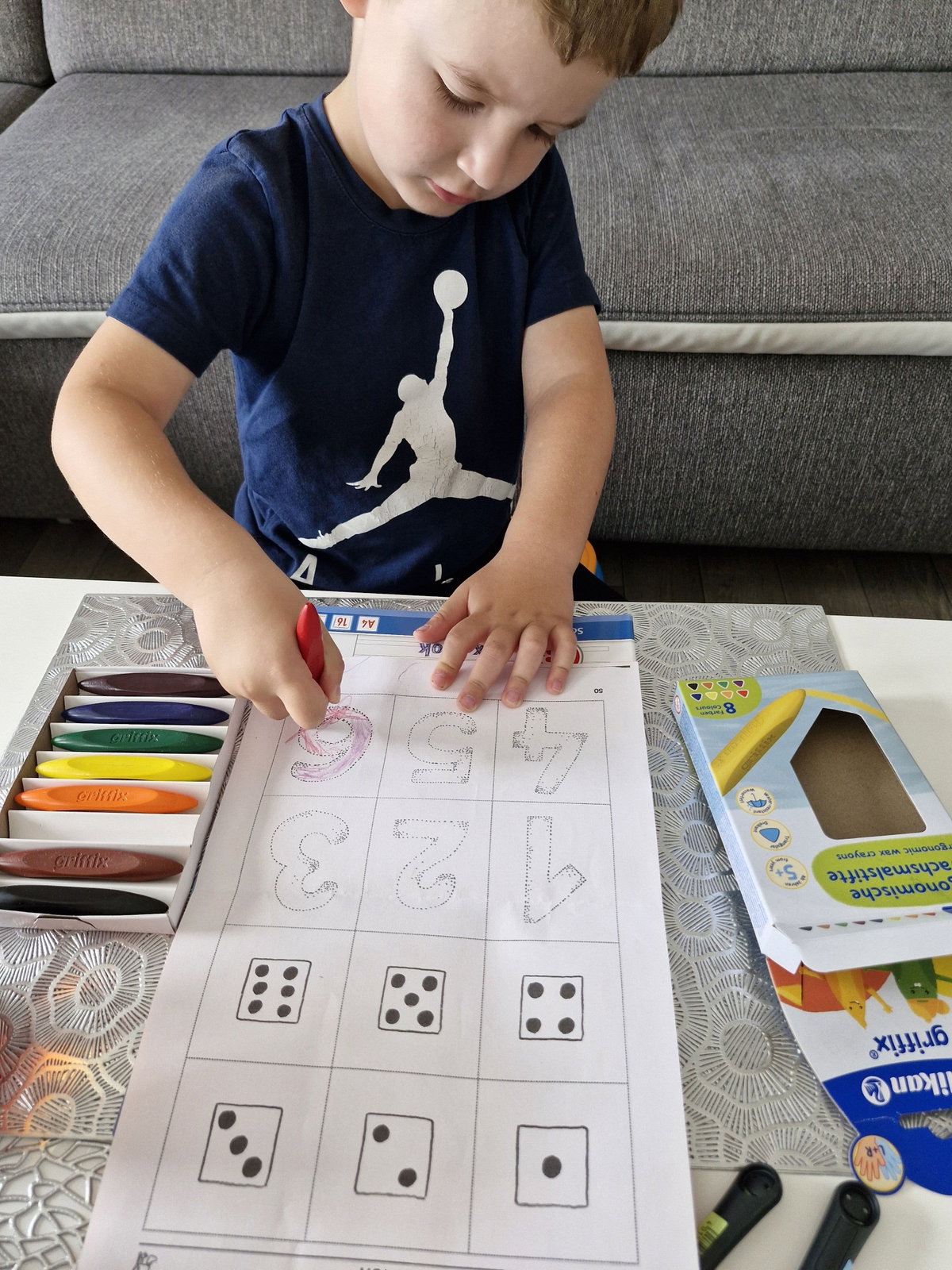Testerin Janine und ihre beiden Kinder empfehlen das griffix Schreiblernsystem weiter.