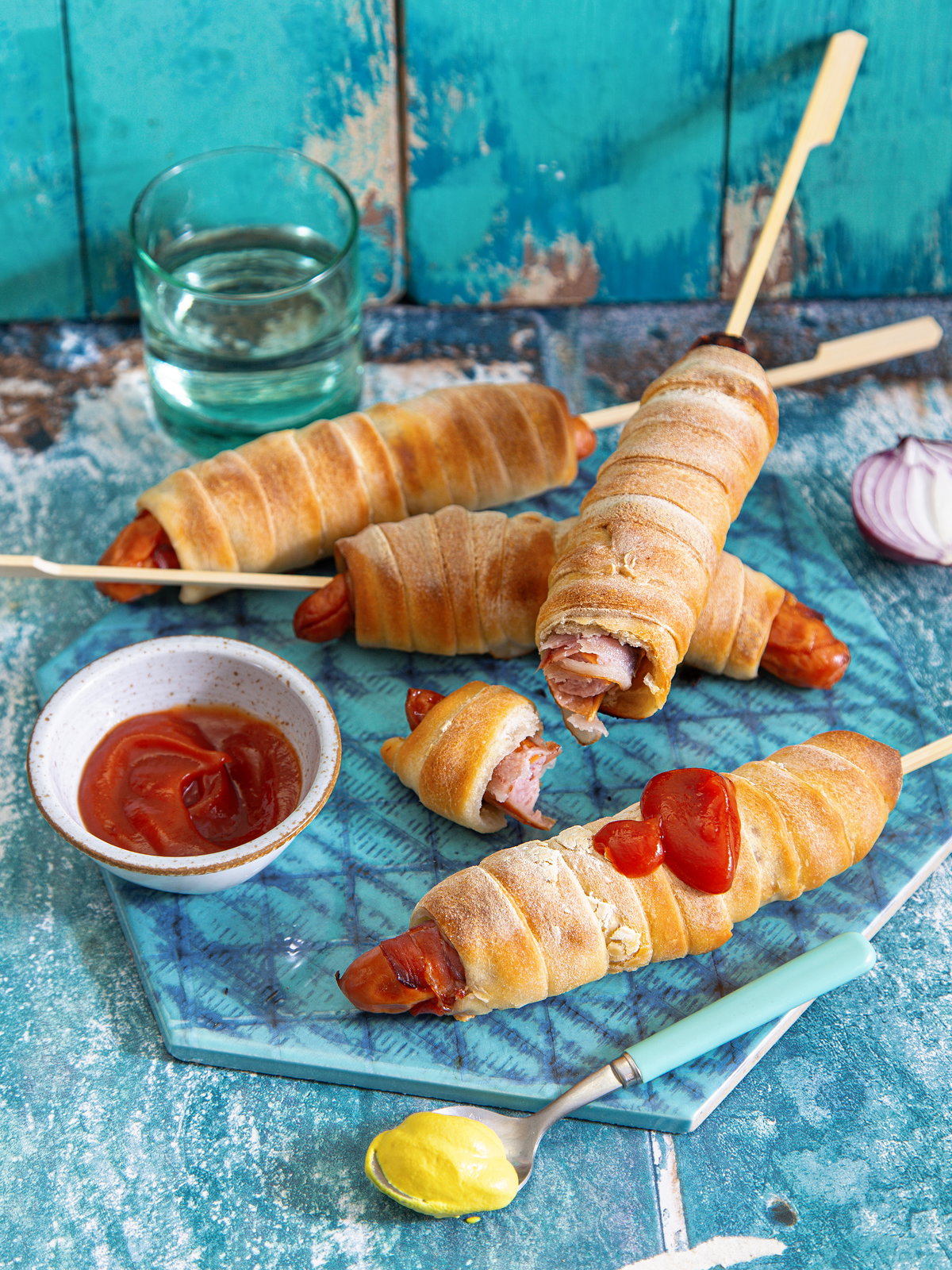 Stockbrot-Hotdogs aus fertigem Pizzateig