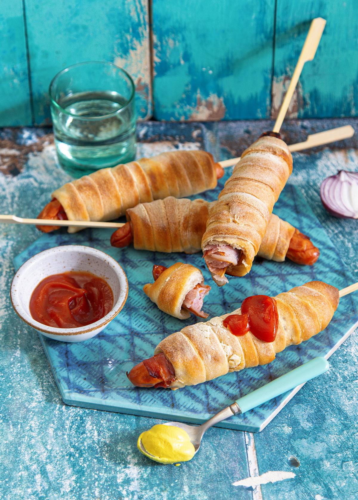 Stockbrot-Hotdogs aus fertigem Pizzateig