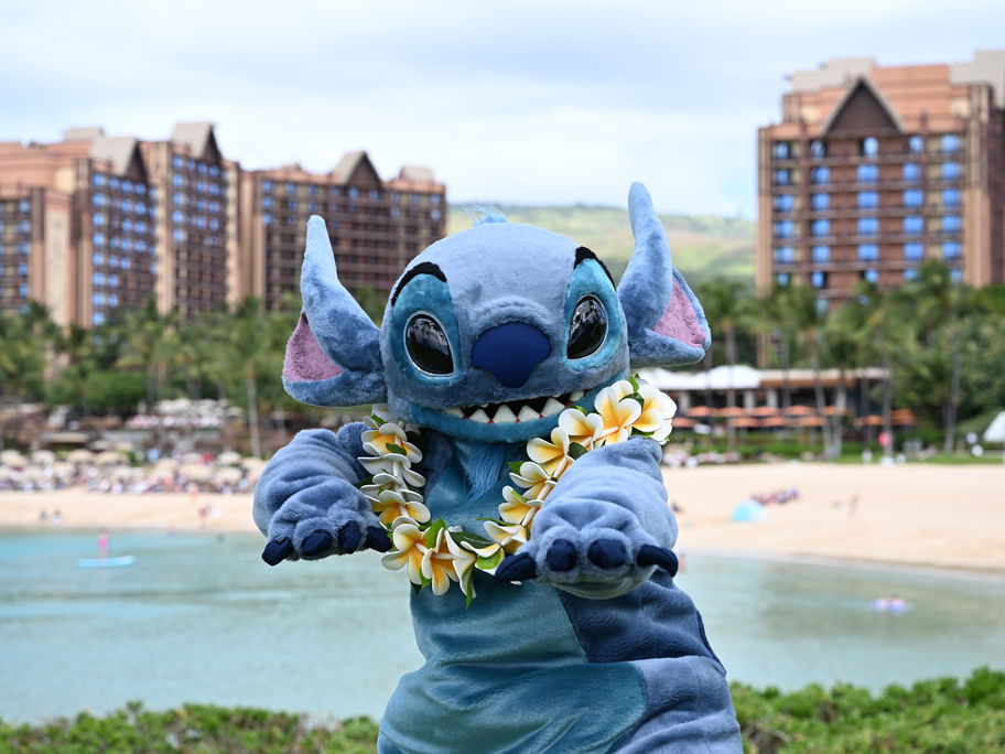 Stitch-Figur vorm Strand.