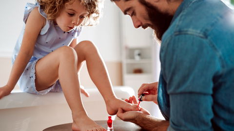 Nagellack für Kinder: Worauf Eltern achten sollten 