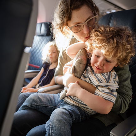 Ohrenschmerzen beim Fliegen: Mit diesem Trick gelingt der Druckausgleich bei Kindern