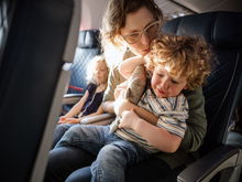 Ohrenschmerzen beim Fliegen: Mit diesem Trick gelingt der Druckausgleich bei Kindern