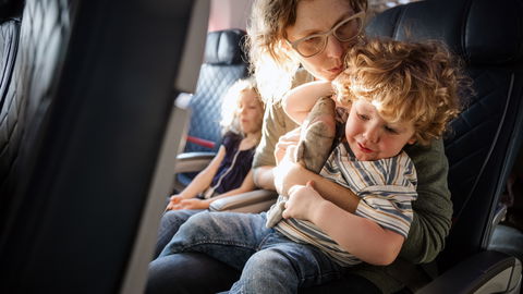 Ohrenschmerzen beim Fliegen: Mit diesem Trick gelingt der Druckausgleich bei Kindern