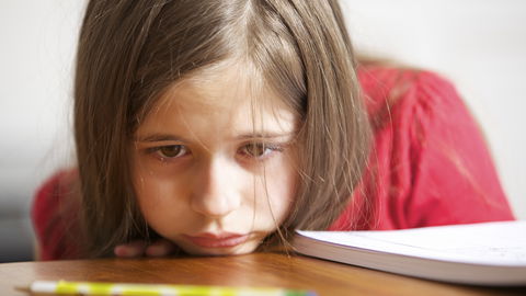 Gehetztes Kind-Syndrom: Anzeichen, dass dein Kind gestresst ist