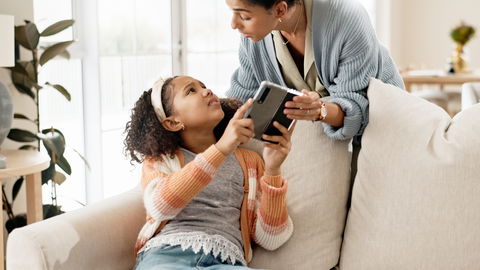 Dein Kind will ein eigenes Handy? 5 Tipps, wie Eltern standhaft bleiben