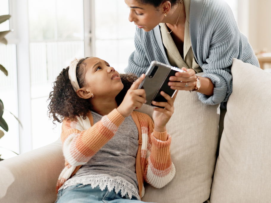 Mutter und Tochter streiten um Smartphone