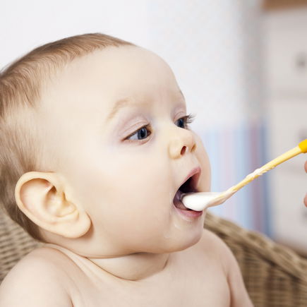 6 deutliche Anzeichen, dass dein Baby bereit für Brei ist