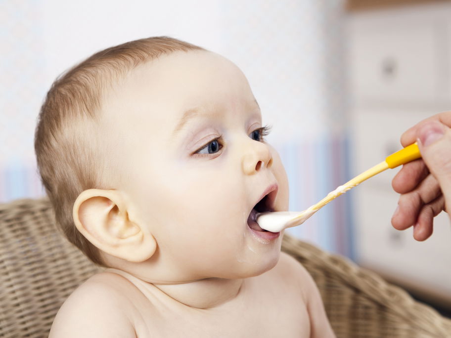 Baby isst Brei.