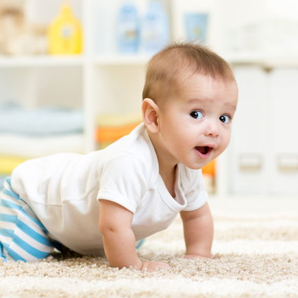 6 Anzeichen, dass dein Baby bald krabbelt