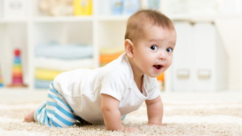 6 Anzeichen, dass dein Baby bald krabbelt