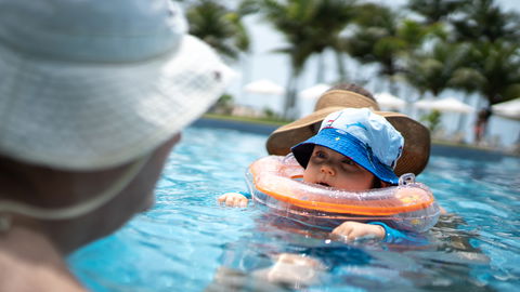 Gefahr für Babys: Gehören Schwimmringe und Co. verboten?