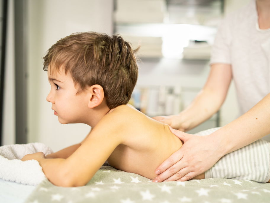 Frau behandelt kleinen Jungen.