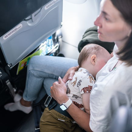 Video einer Mutter geht viral: "Mein Baby hat den ganzen 3-stündigen Flug über geweint!"