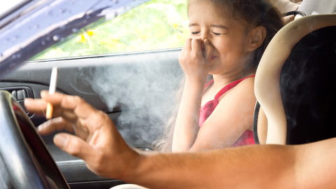 Rauchverbot im Auto mit Kindern – warum gibt es das noch nicht?