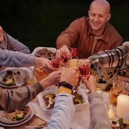 Nein, auch das Probieren von Alkohol ist für Kinder (und Jugendliche) nicht okay!