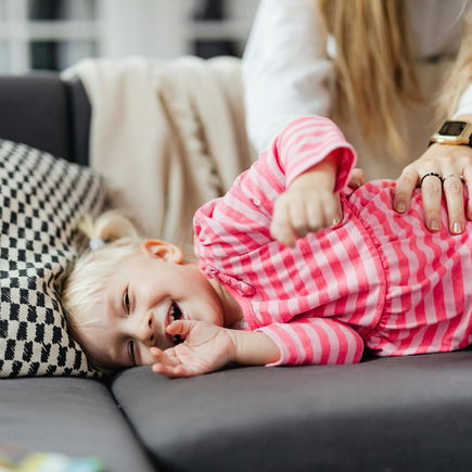 Darf man Babys kitzeln? Wenn nein, warum nicht?