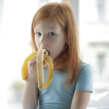 Banane vor dem Schlafen? Welche Snacks Kinder müde machen und welche nicht