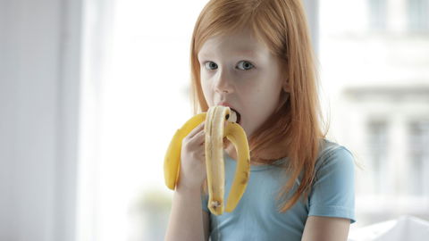 Banane vor dem Schlafen? Welche Snacks Kinder müde machen und welche nicht