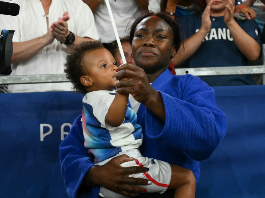 Französische Judoka Clarisse Agbegnenou und ihre Tochter