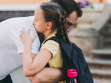 Tränen am 1. Schultag? Was Eltern sagen können, wenn Schulkinder nach den Ferien Abschiedsschmerz fühlen