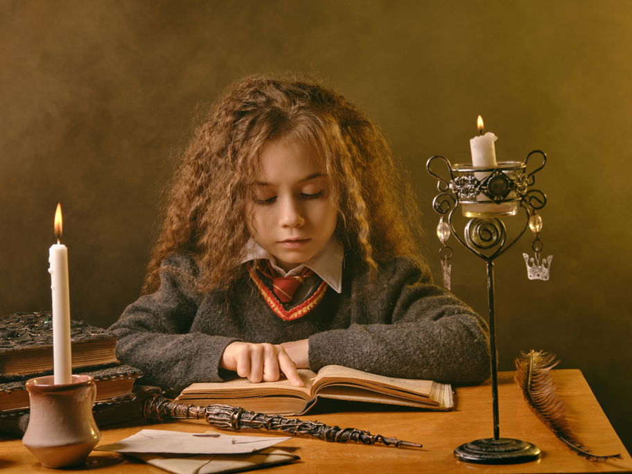 Mädchen als Hermine Granger verkleidet