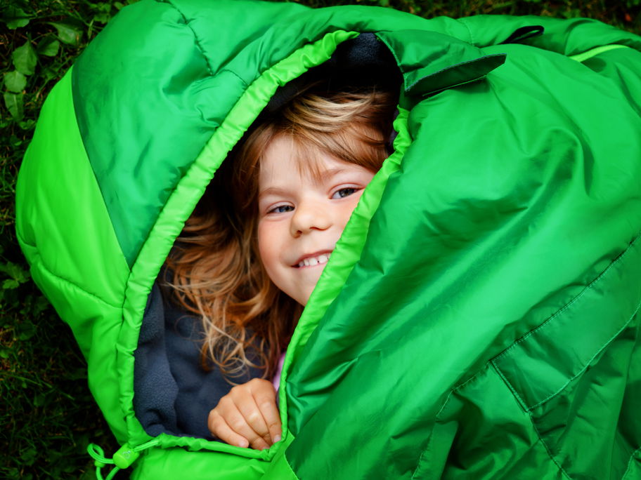 Eine kleines Mädchen im Schlafsack