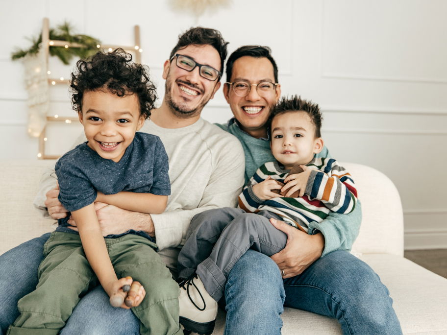 Zwei Väter, zwei adoptierte Kinder