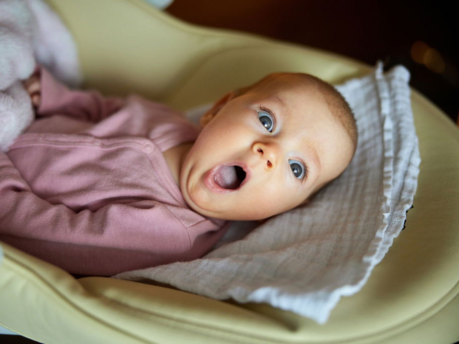 Baby guckt erstaunt.