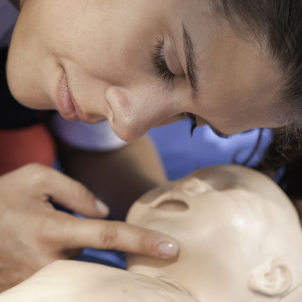 Notärztin erklärt die wichtigsten Schritte bei Wiederbelebung von Kindern