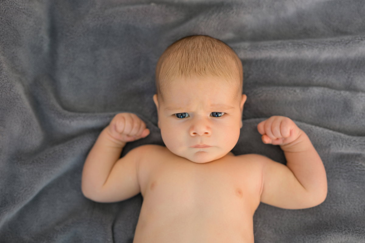 Starkes Baby liegt auf einer Decke