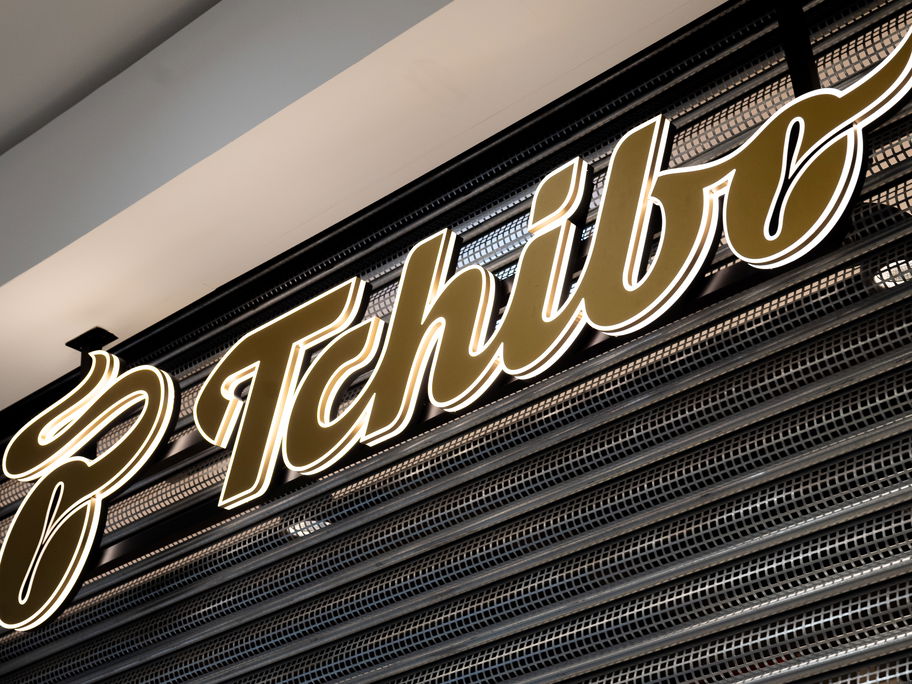 Das Tchibo Logo am Laden