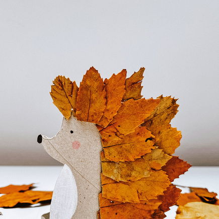 Einen Igel aus Blättern basteln: So schön ist der Herbst!