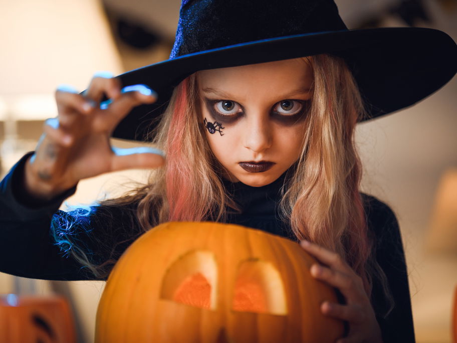 Kleines Mädchen im Halloween-Kostüm.