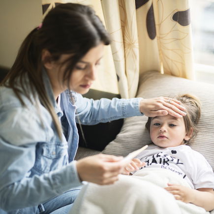 Mykoplasmen bei Kindern: Auf diese Anzeichen sollten Eltern achten