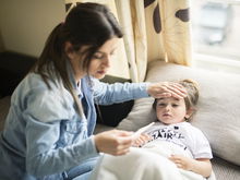 Mykoplasmen bei Kindern: Auf diese Anzeichen sollten Eltern achten